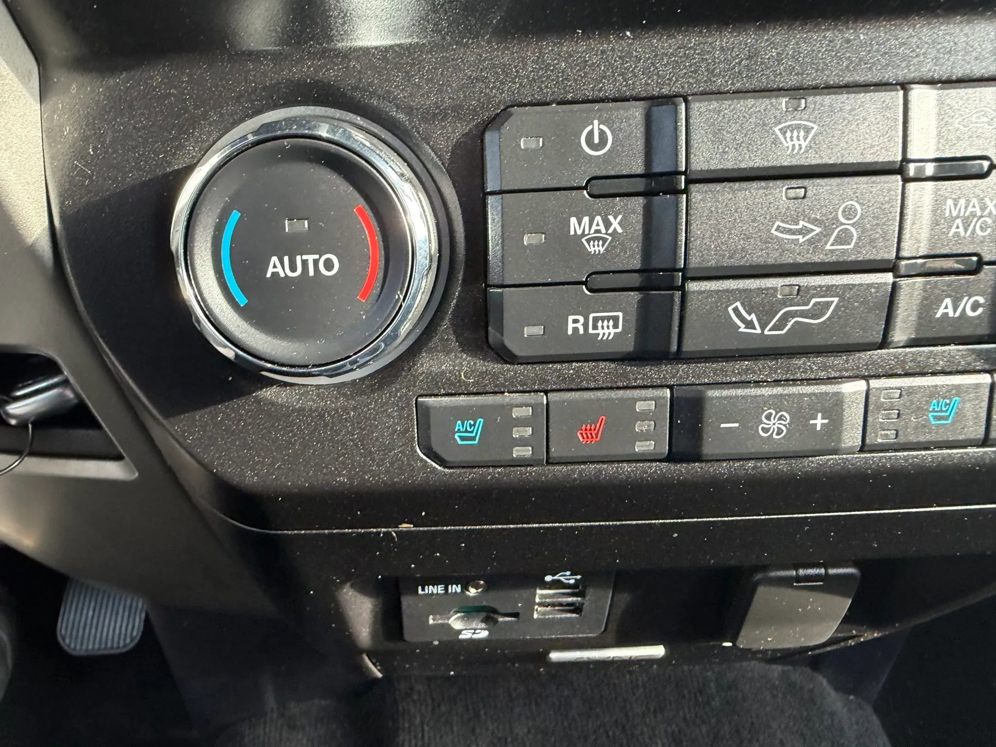 Used 2015 Ford F150 Lariat image 23