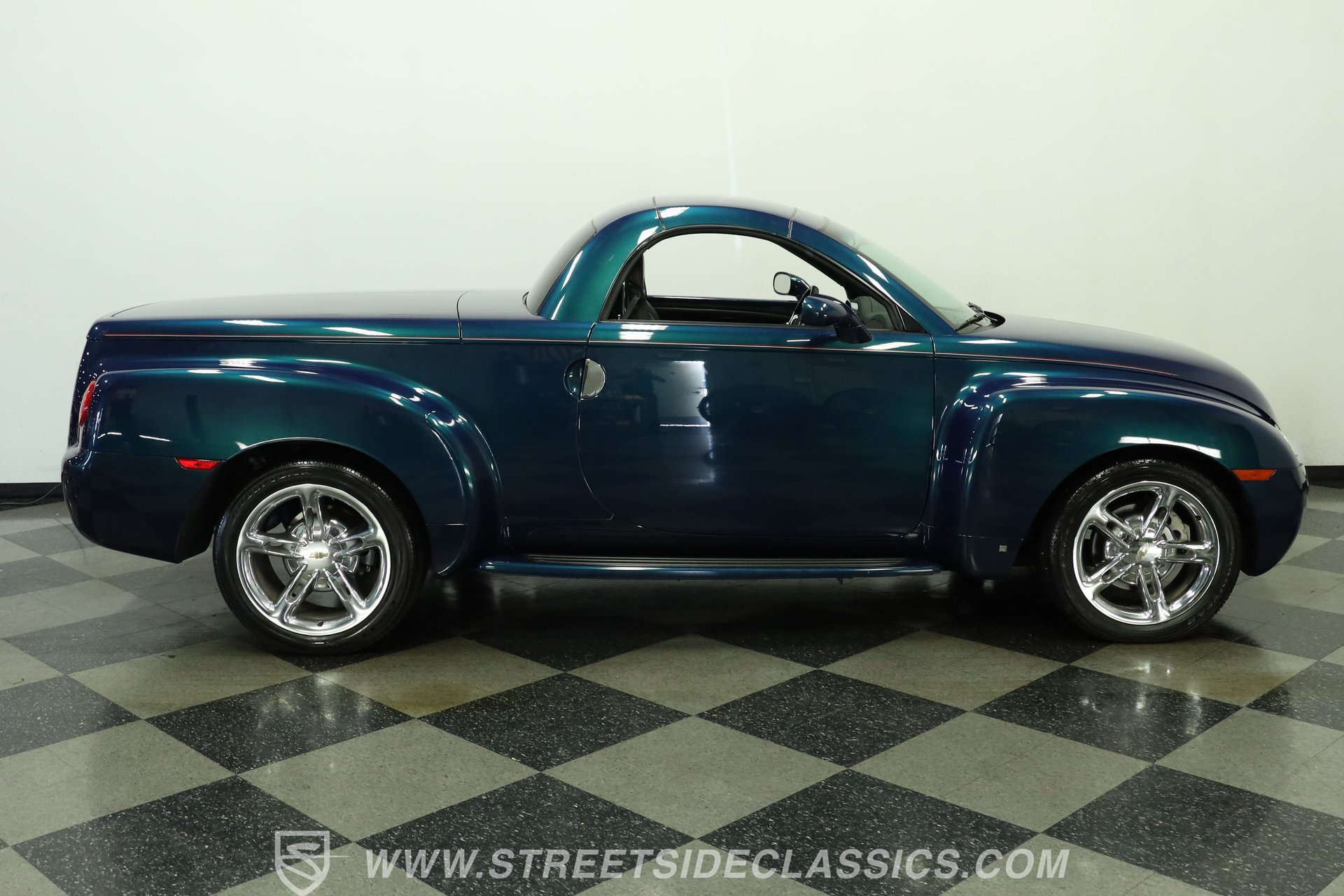 Used 2006 Chevrolet SSR w/ Preferred Equipment Group RWD image 13