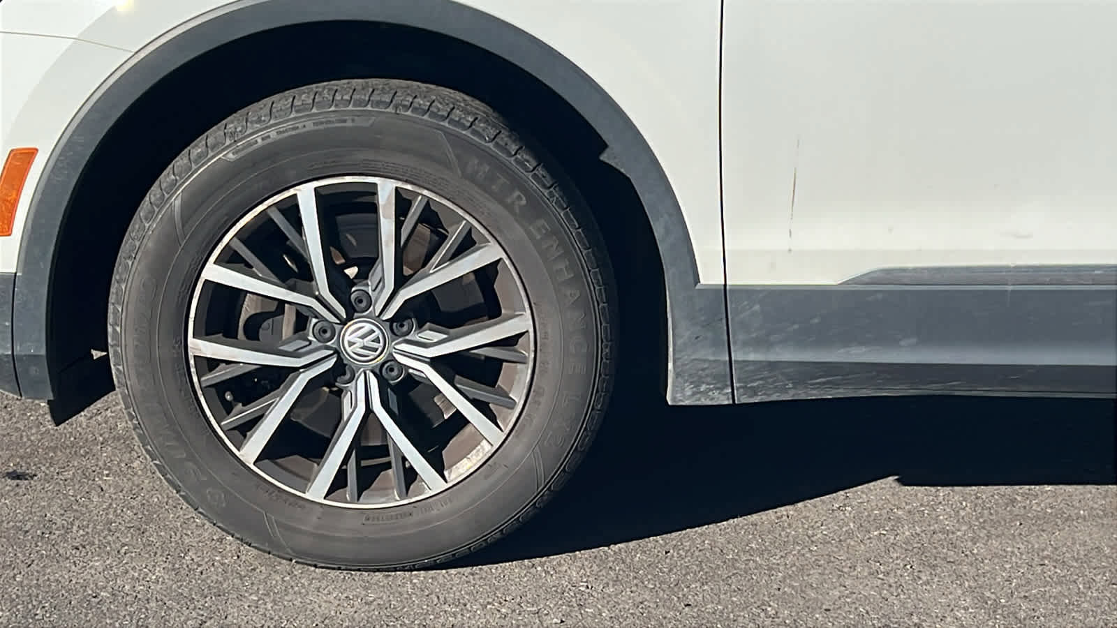 Used 2020 Volkswagen Tiguan SE w/ Panoramic Sunroof Package image 9