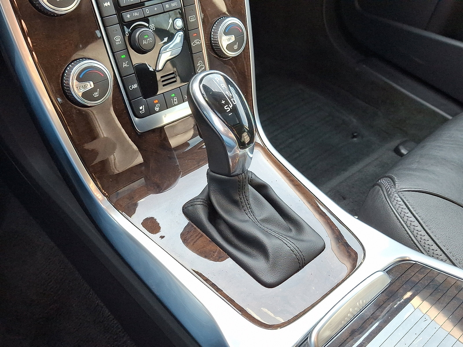 Used 2016 Volvo XC70 T5 Platinum w/ Climate Package image 17