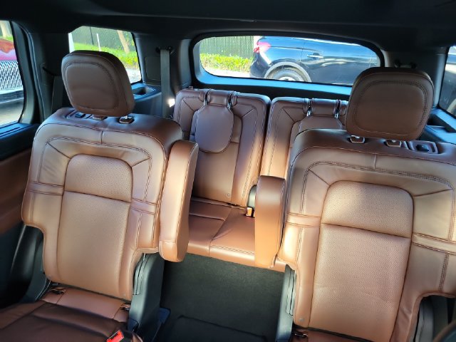 Certified 2025 Lincoln Aviator Reserve w/ Luxury Package RWD image 12
