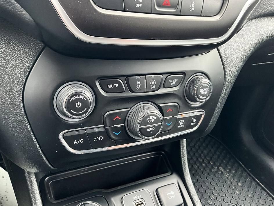 Used 2022 Jeep Cherokee Trailhawk w/ Comfort/Convenience Group image 21