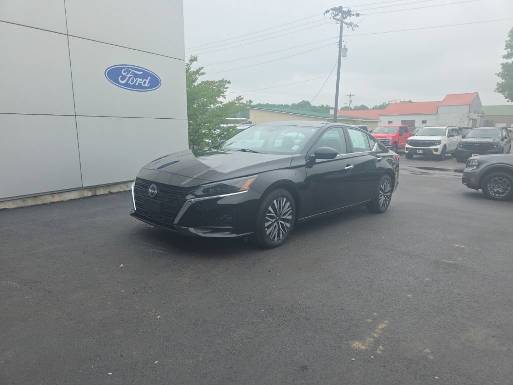 Used 2025 Nissan Altima 2.5 SV FWD image 2