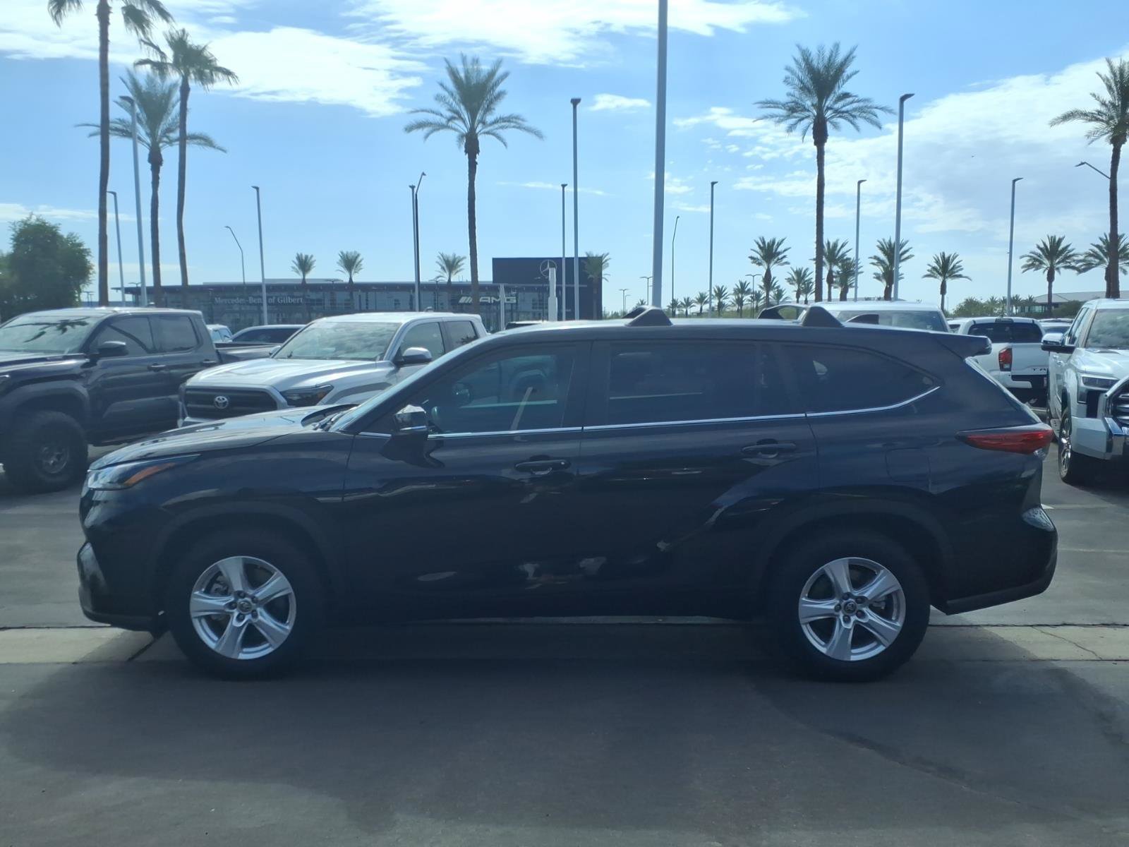 Used 2023 Toyota Highlander LE FWD image 7