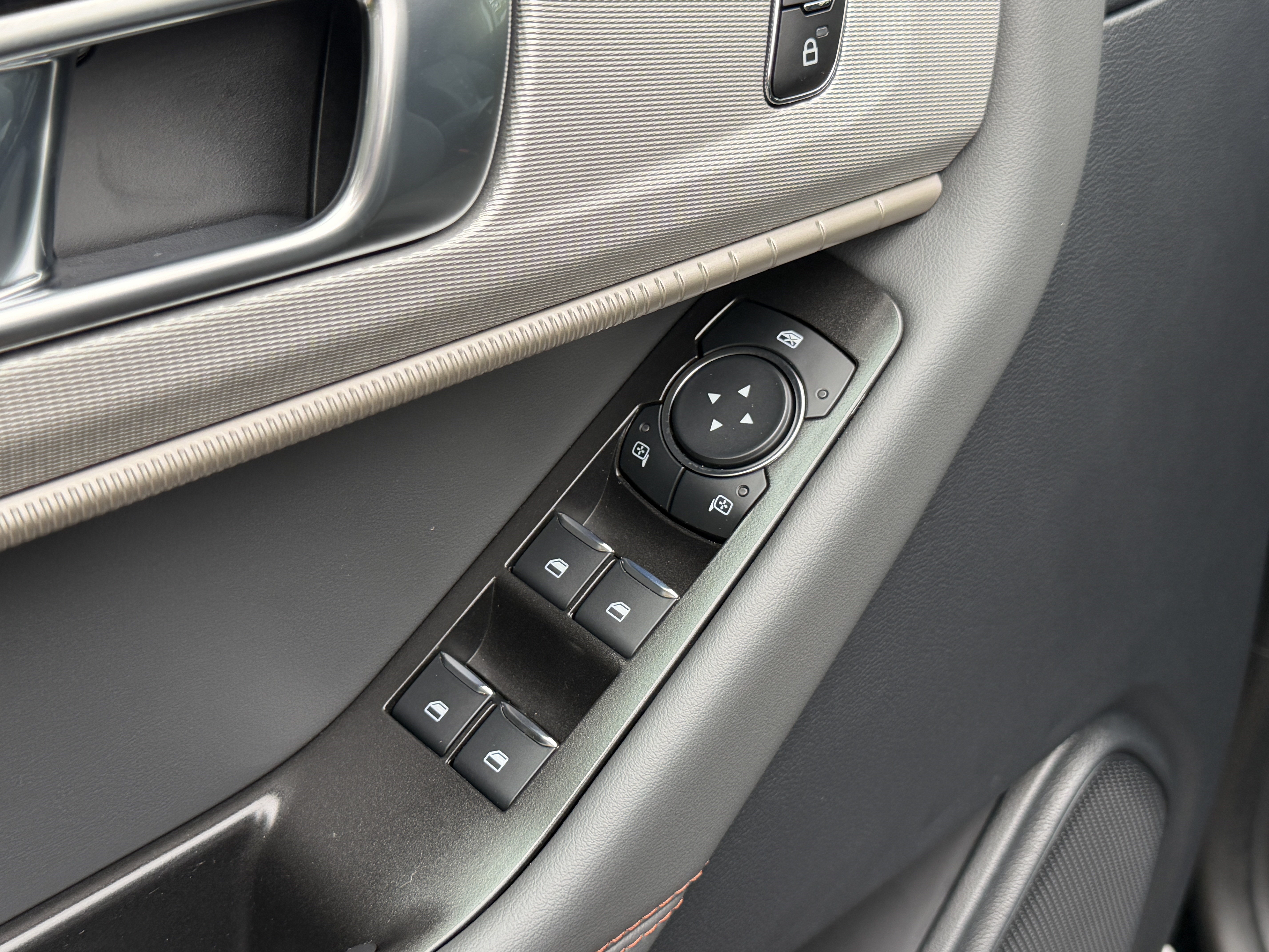 Used 2026 Ford Explorer Active AWD/4WD image 14
