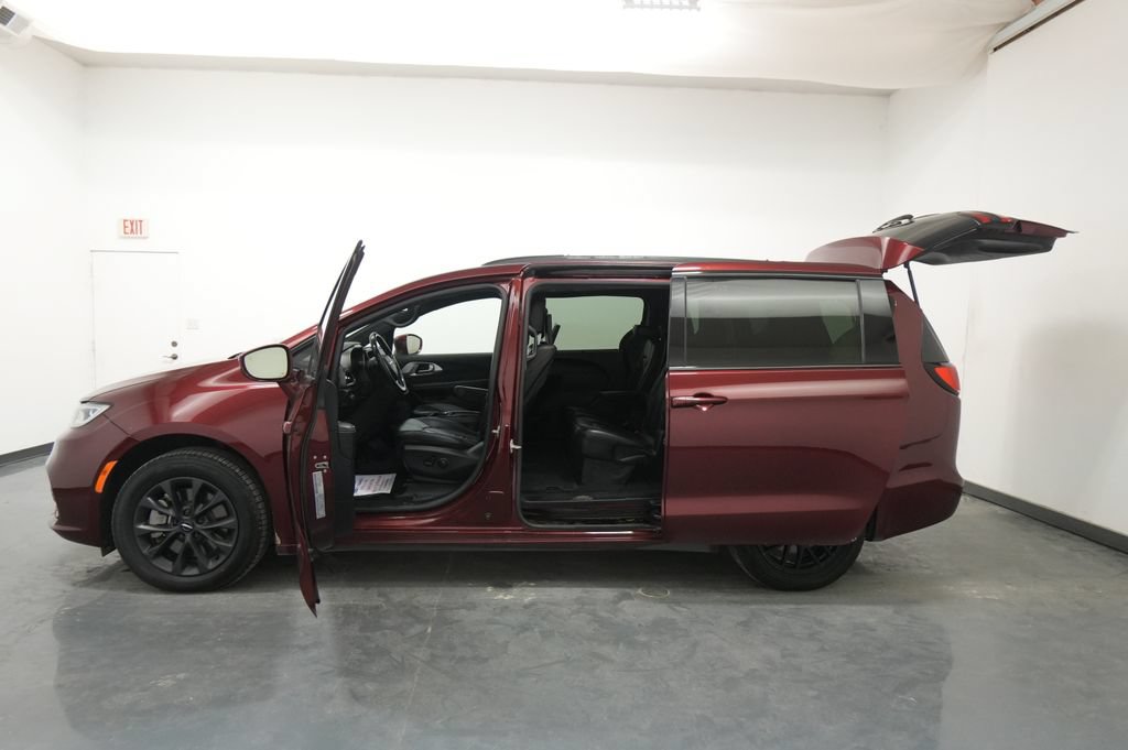 Used 2021 Chrysler Pacifica Touring-L w/ Uconnect Theater Family Group AWD/4WD image 29
