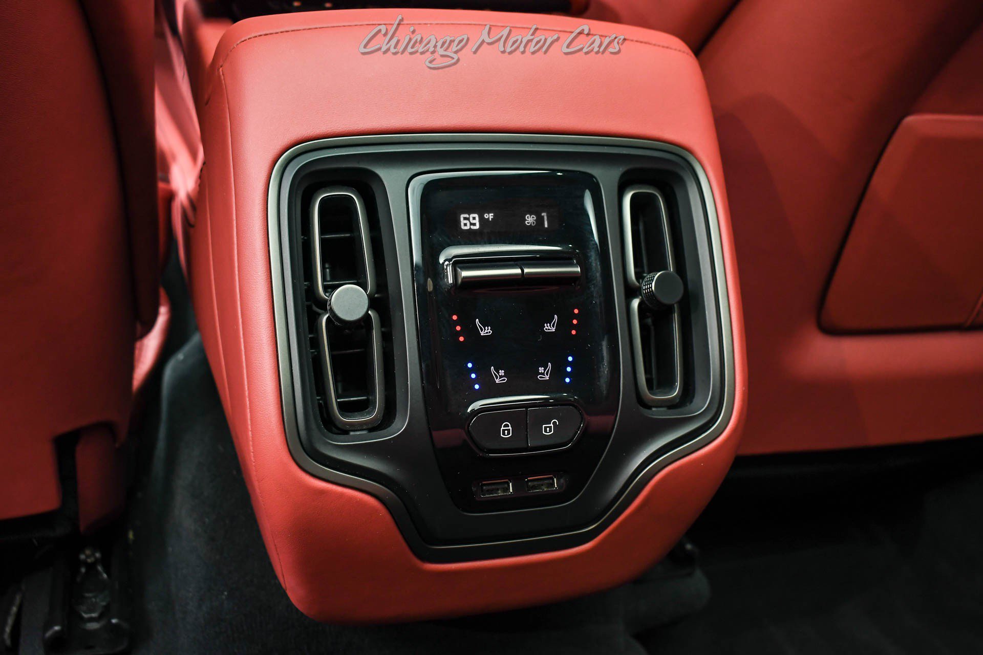 Used 2022 Aston Martin DBX AWD/4WD image 25