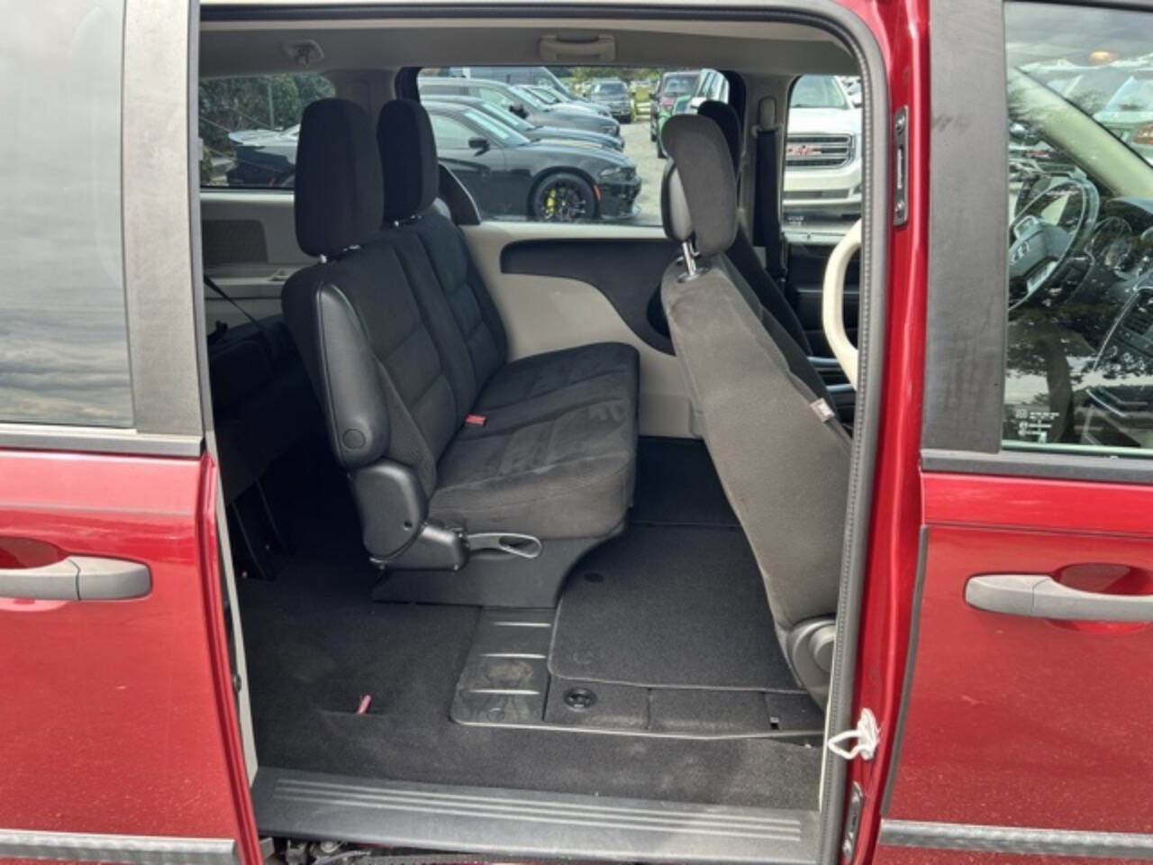 Used 2015 Dodge Grand Caravan American Value Package w/ UConnect Hands-Free Group image 17