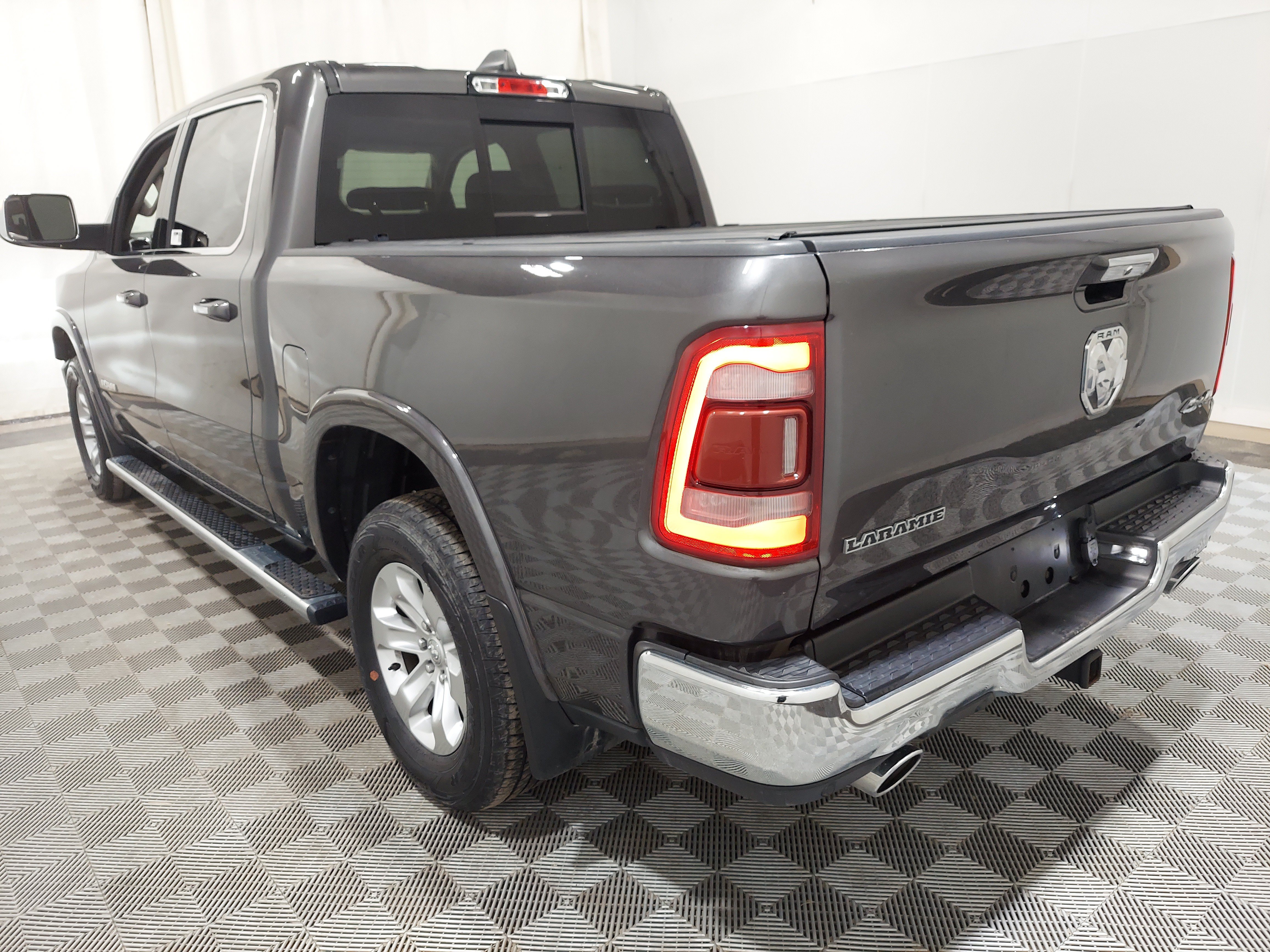 Used 2022 RAM 1500 Laramie AWD/4WD image 2