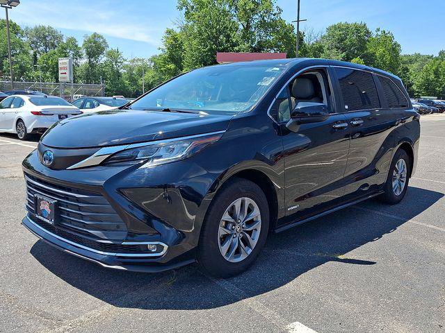 Certified 2021 Toyota Sienna XLE AWD/4WD image 3