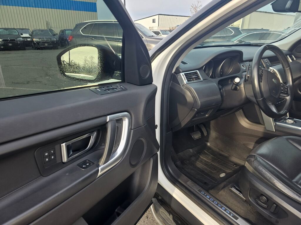 Used 2016 Land Rover Discovery Sport HSE Luxury AWD/4WD image 17