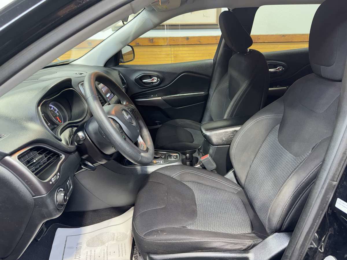 Used 2019 Jeep Cherokee Latitude w/ Popular Appearance Group FWD image 16