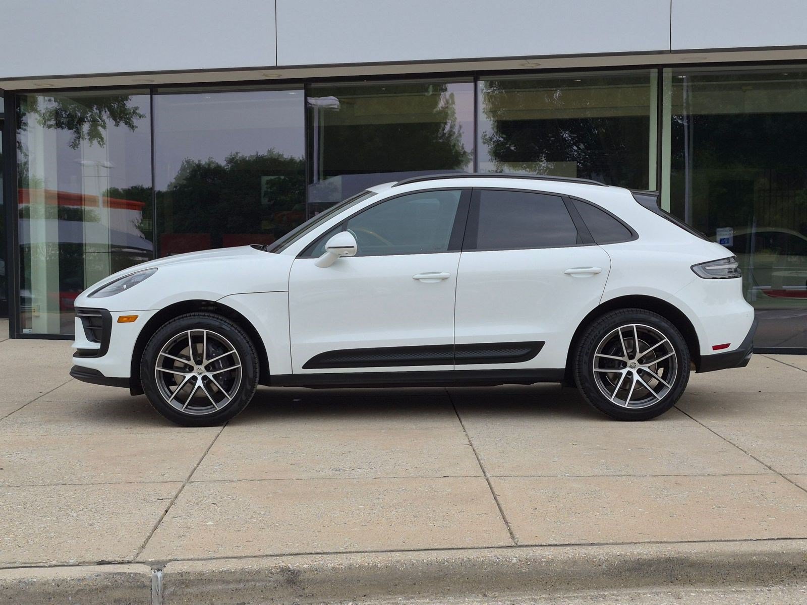 Certified 2026 Porsche Macan AWD/4WD image 2