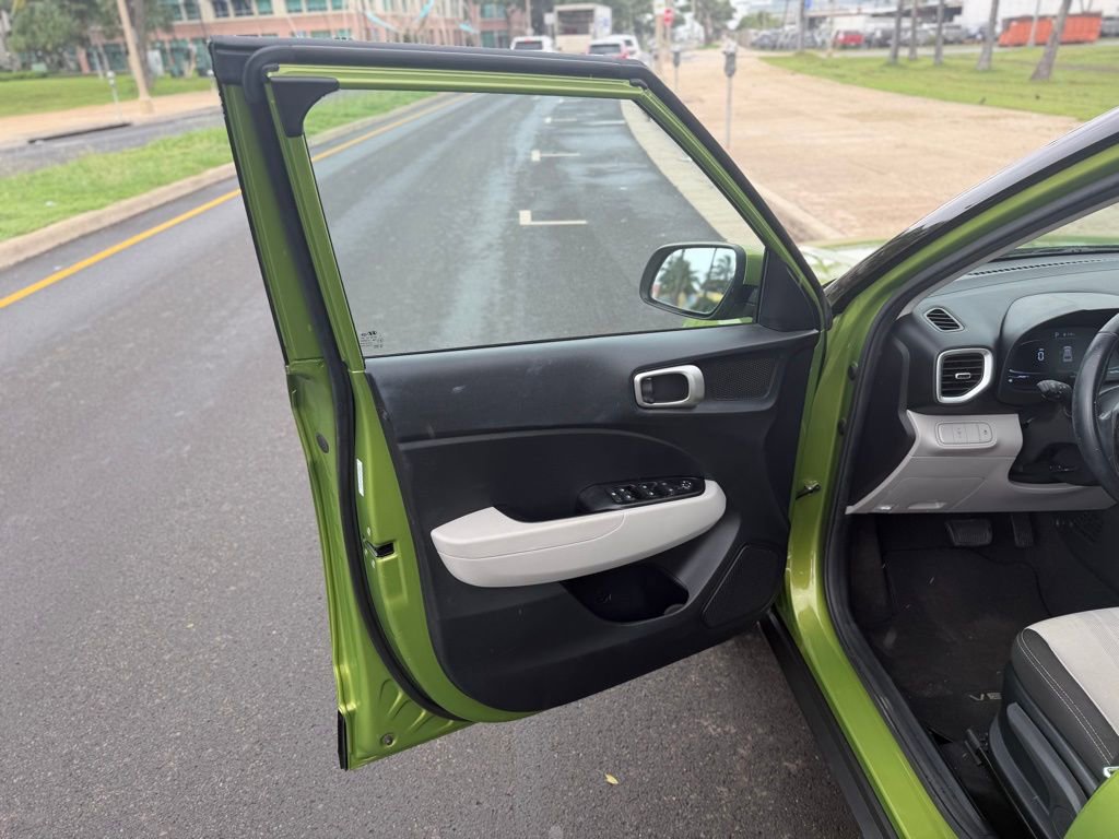 Used 2023 Hyundai Venue SEL image 15