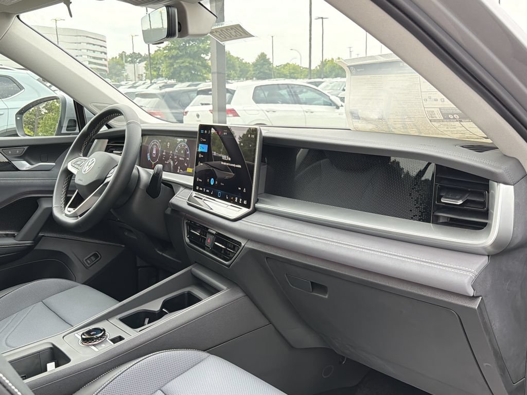 New 2026 Volkswagen Tiguan SE FWD image 19