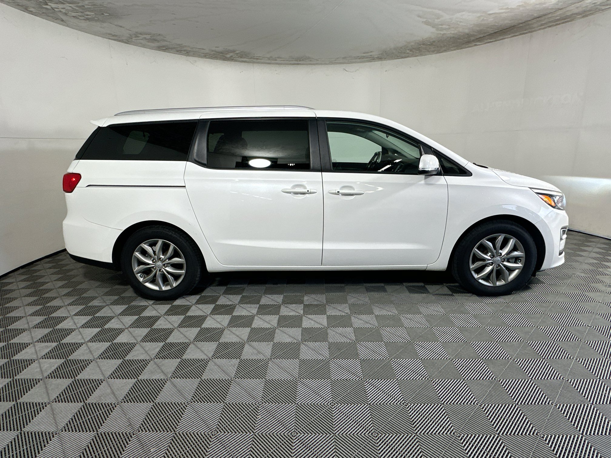 Used 2020 Kia Sedona EX FWD image 2