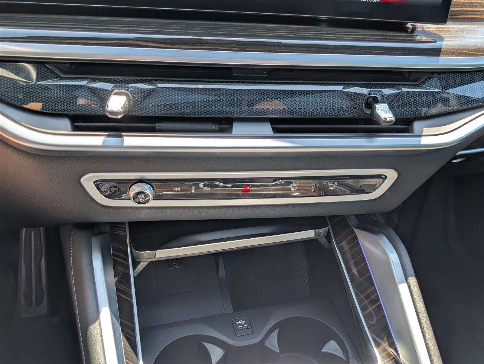 Used 2024 BMW X6 xDrive40i w/ Premium Package image 30