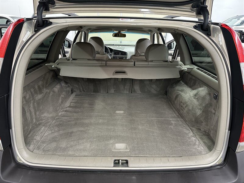 Used 2002 Volvo V70 Cross Country AWD/4WD image 16