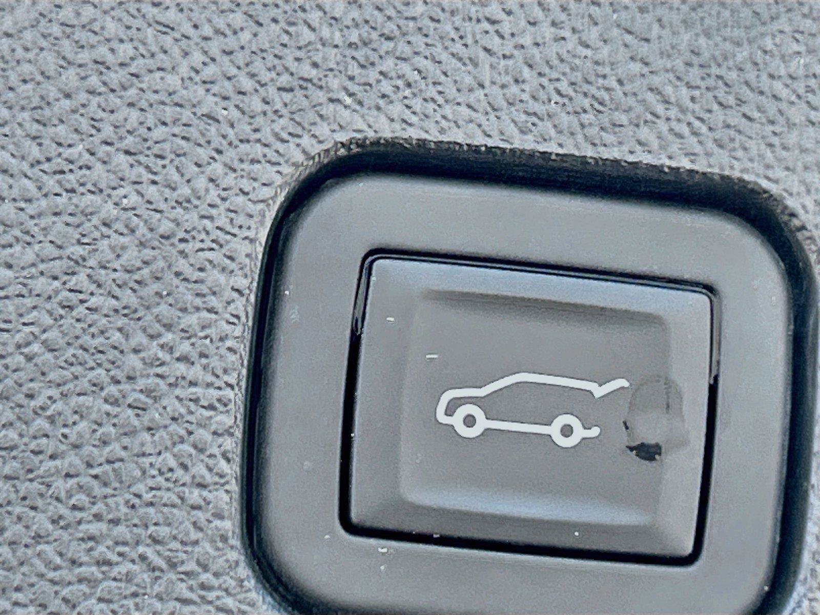 Used 2025 Chevrolet Traverse LT FWD image 14