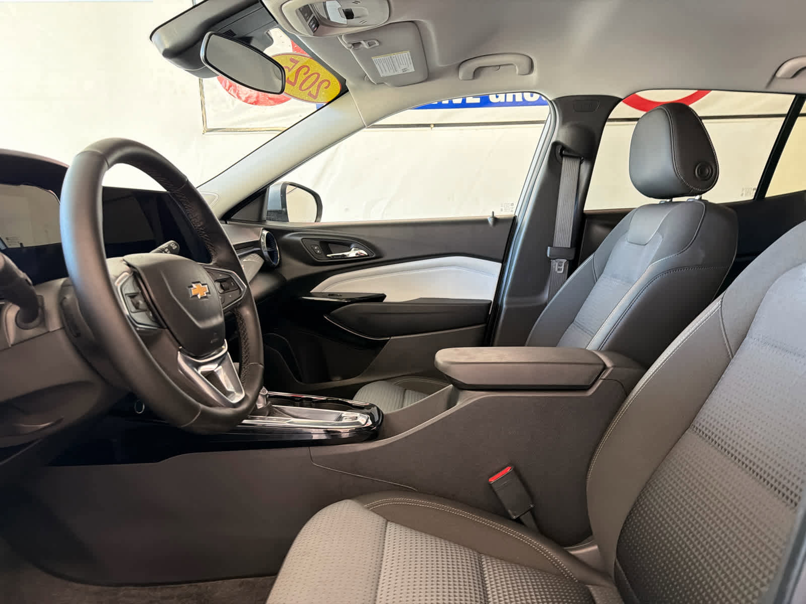 Used 2025 Chevrolet Trax LT w/ LT Convenience Package image 14