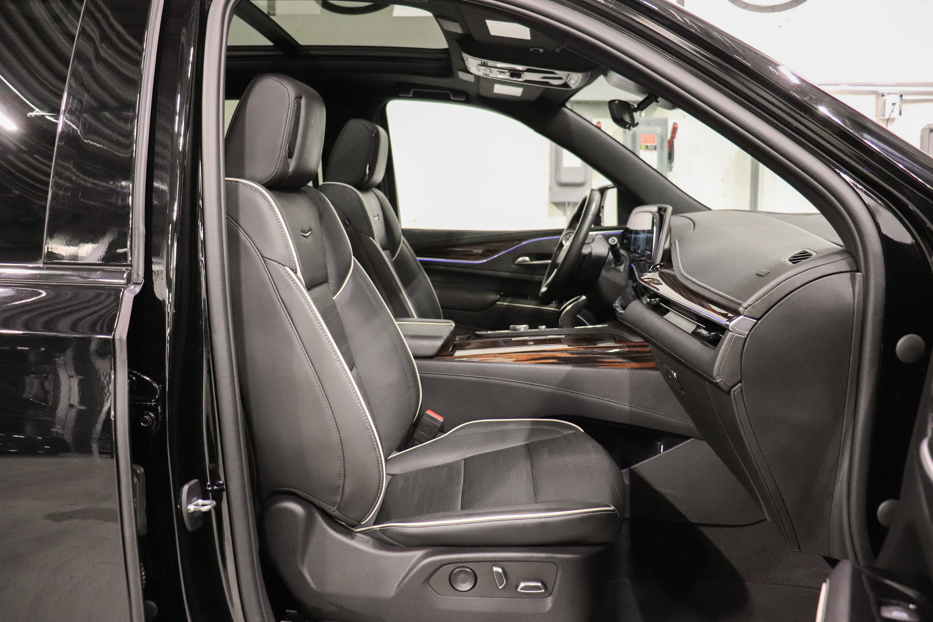 Used 2022 Cadillac Escalade Premium Luxury image 14