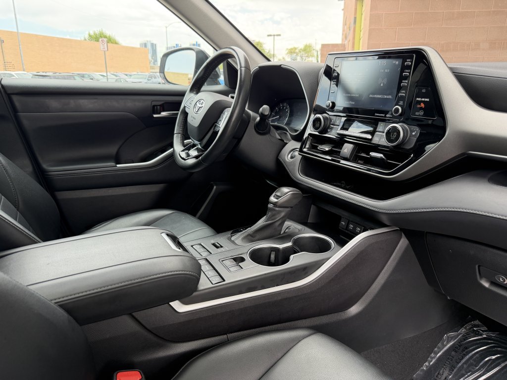 Used 2021 Toyota Highlander XLE AWD/4WD image 37