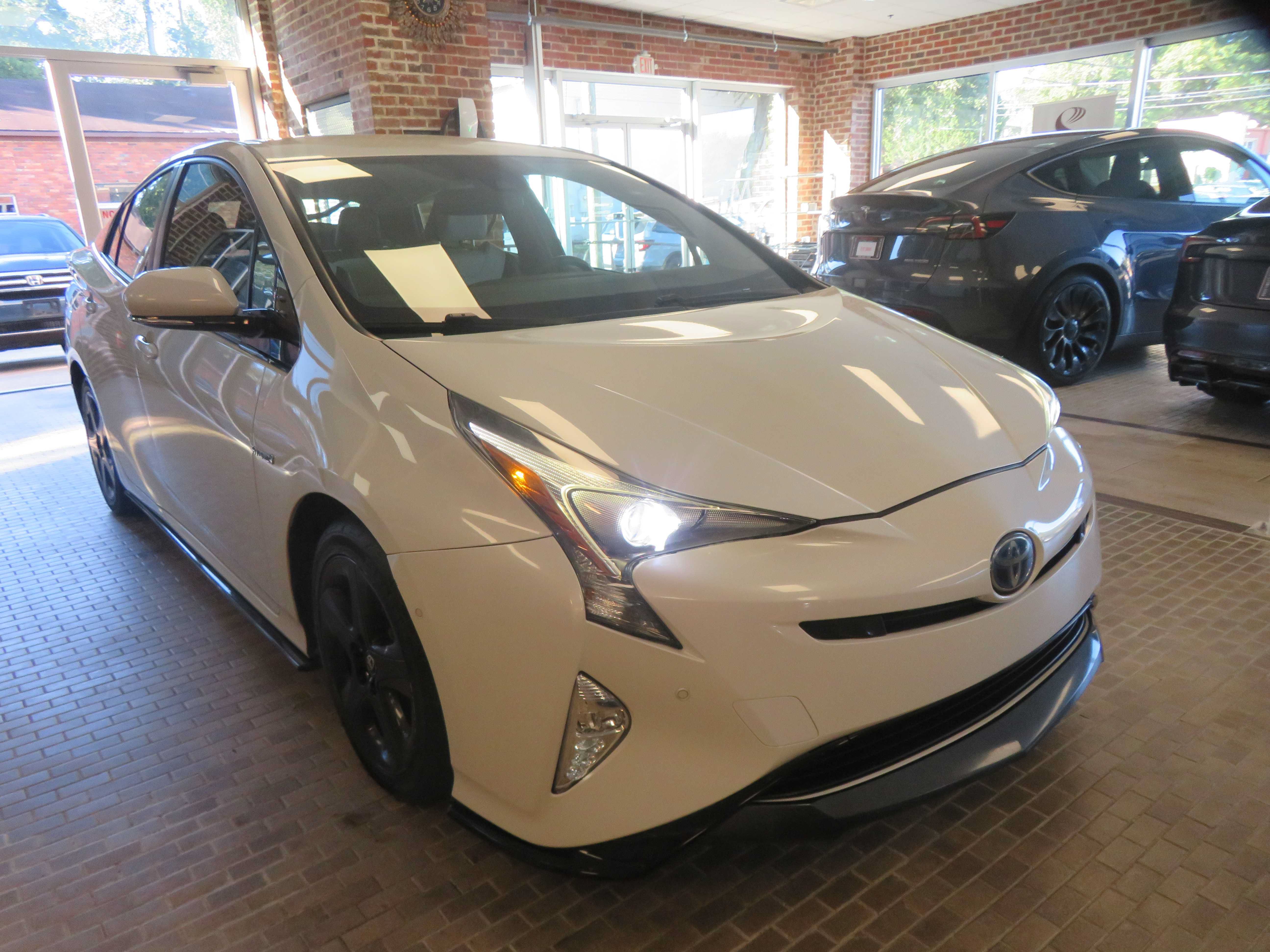 Used 2017 Toyota Prius Four Touring w/ Appearance Package FWD image 3
