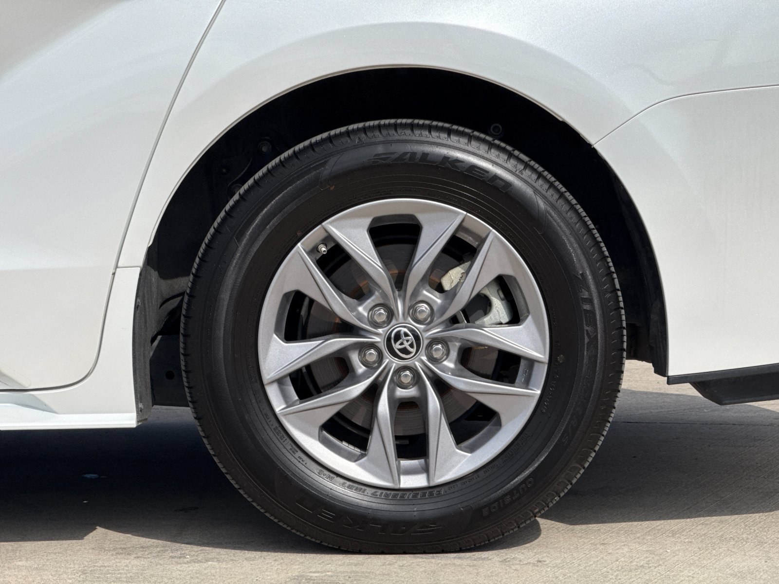 Certified 2025 Toyota Sienna XLE FWD image 25