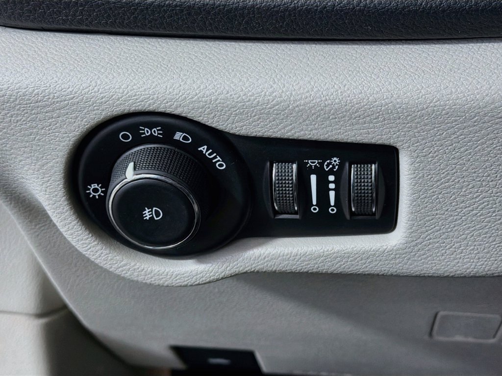 Used 2017 Chrysler Pacifica Limited w/ UConnect Theater Package FWD image 12