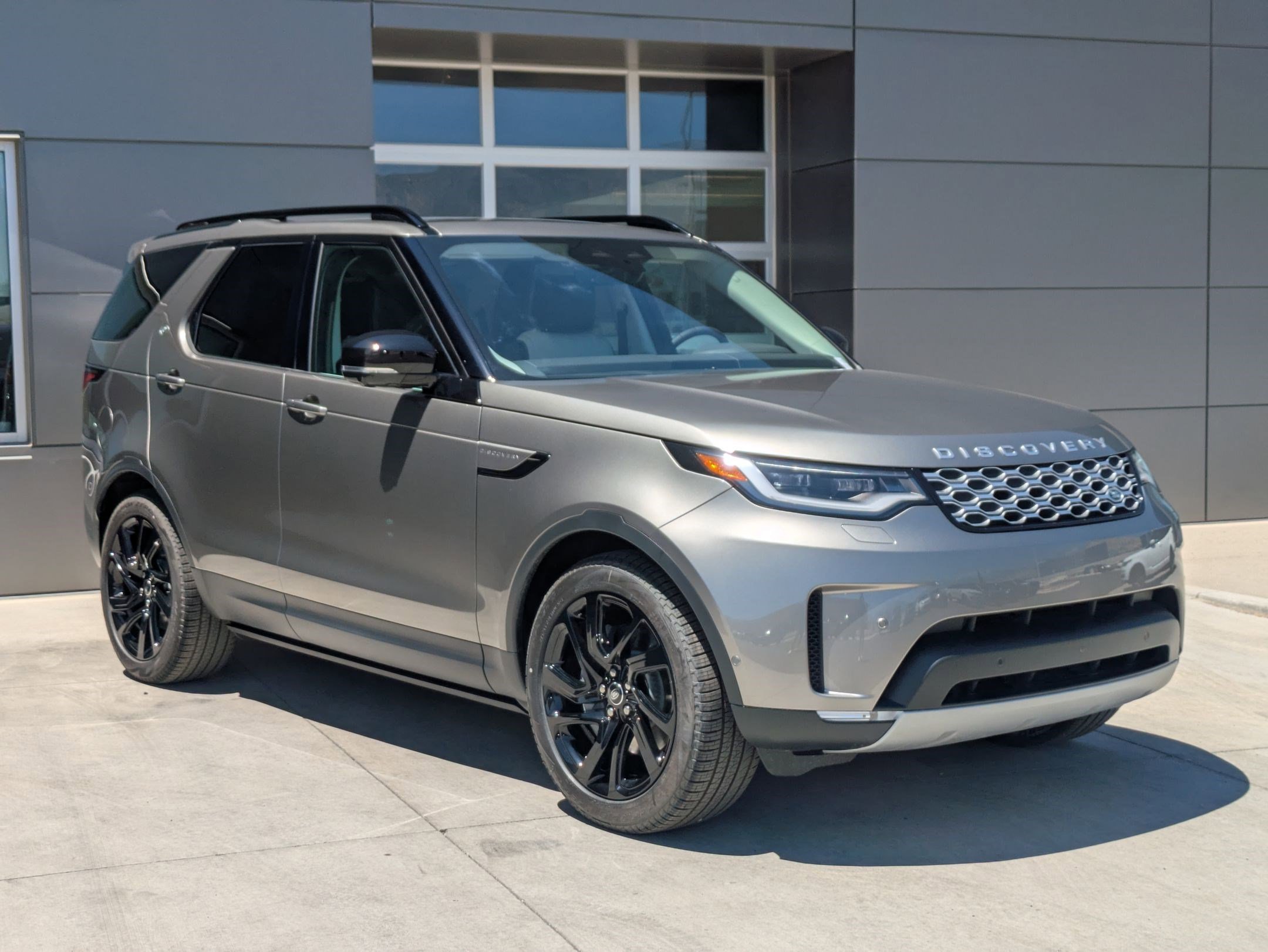 New 2025 Land Rover Discovery S image 3