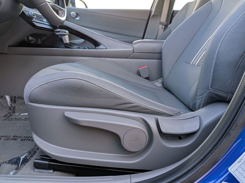 Used 2025 Hyundai Elantra SEL image 16