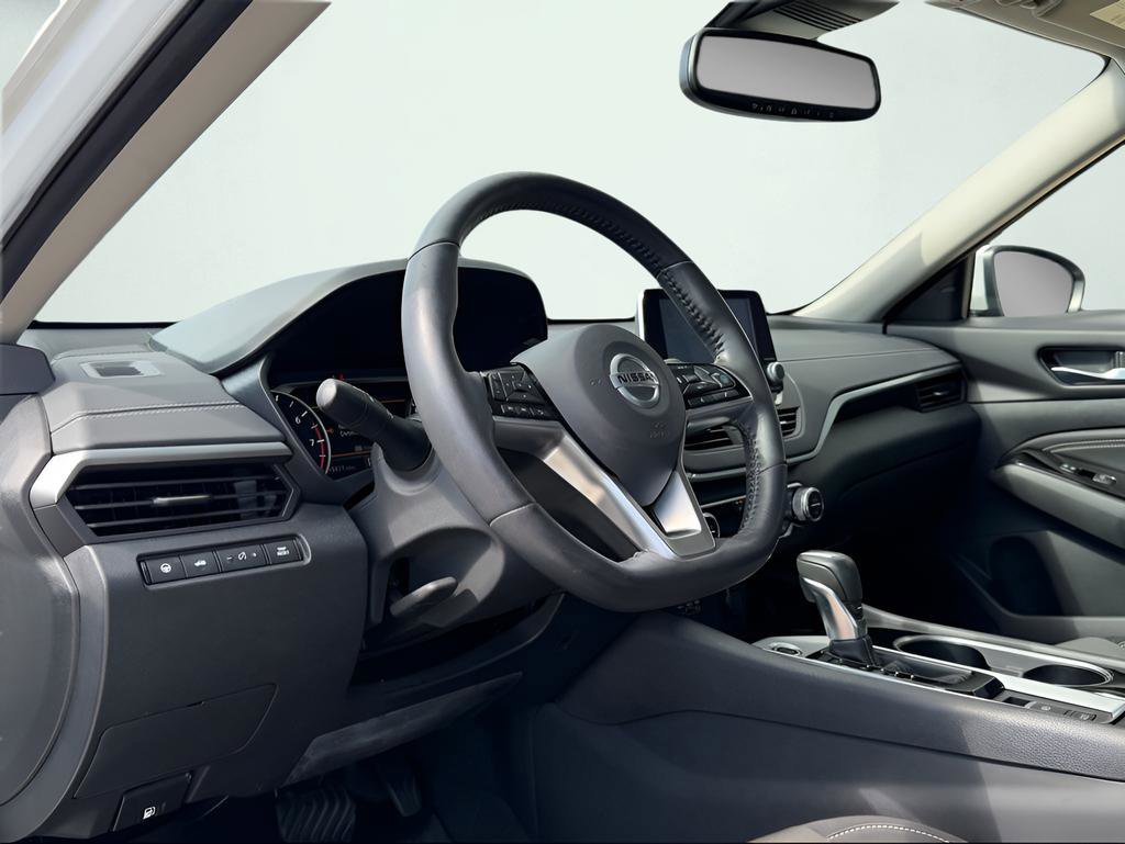 Used 2020 Nissan Altima 2.5 SV image 2
