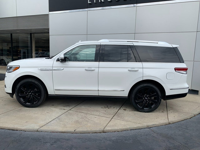 Certified 2023 Lincoln Navigator Reserve w/ Monochromatic Package AWD/4WD image 2