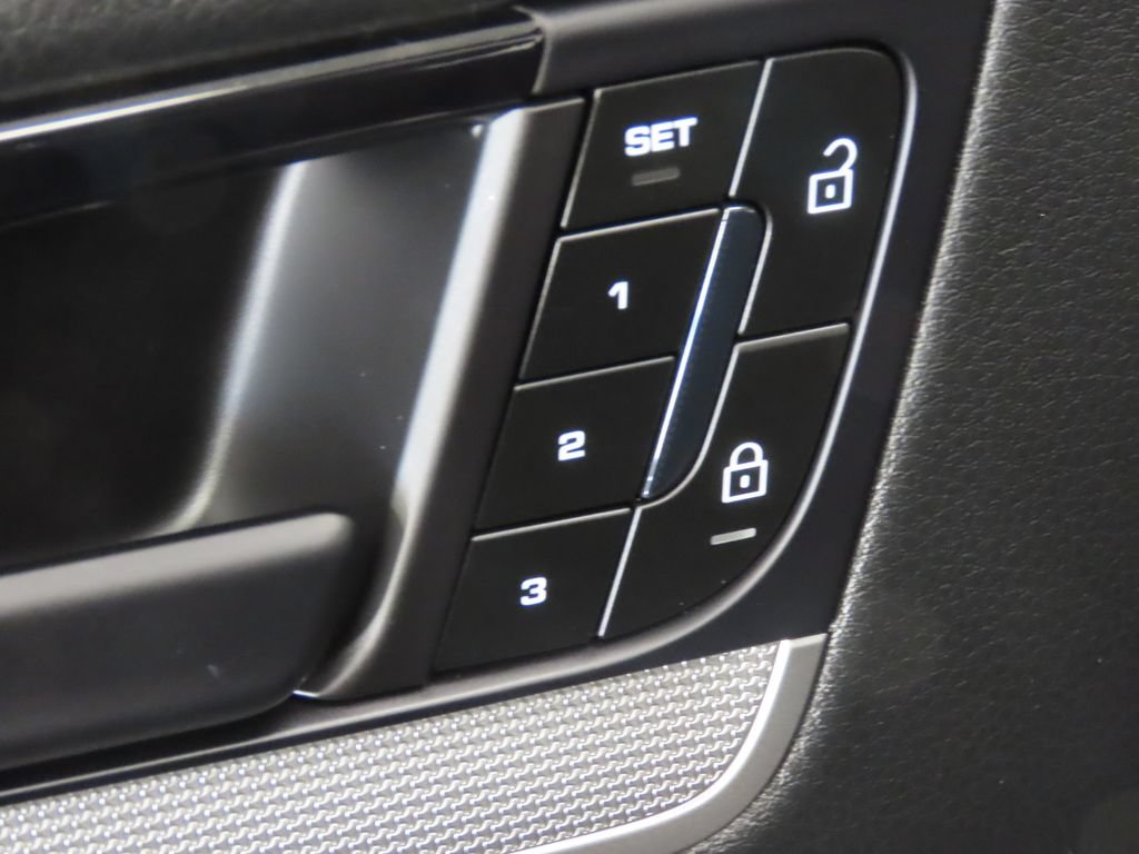Certified 2025 Porsche Cayenne AWD/4WD image 36