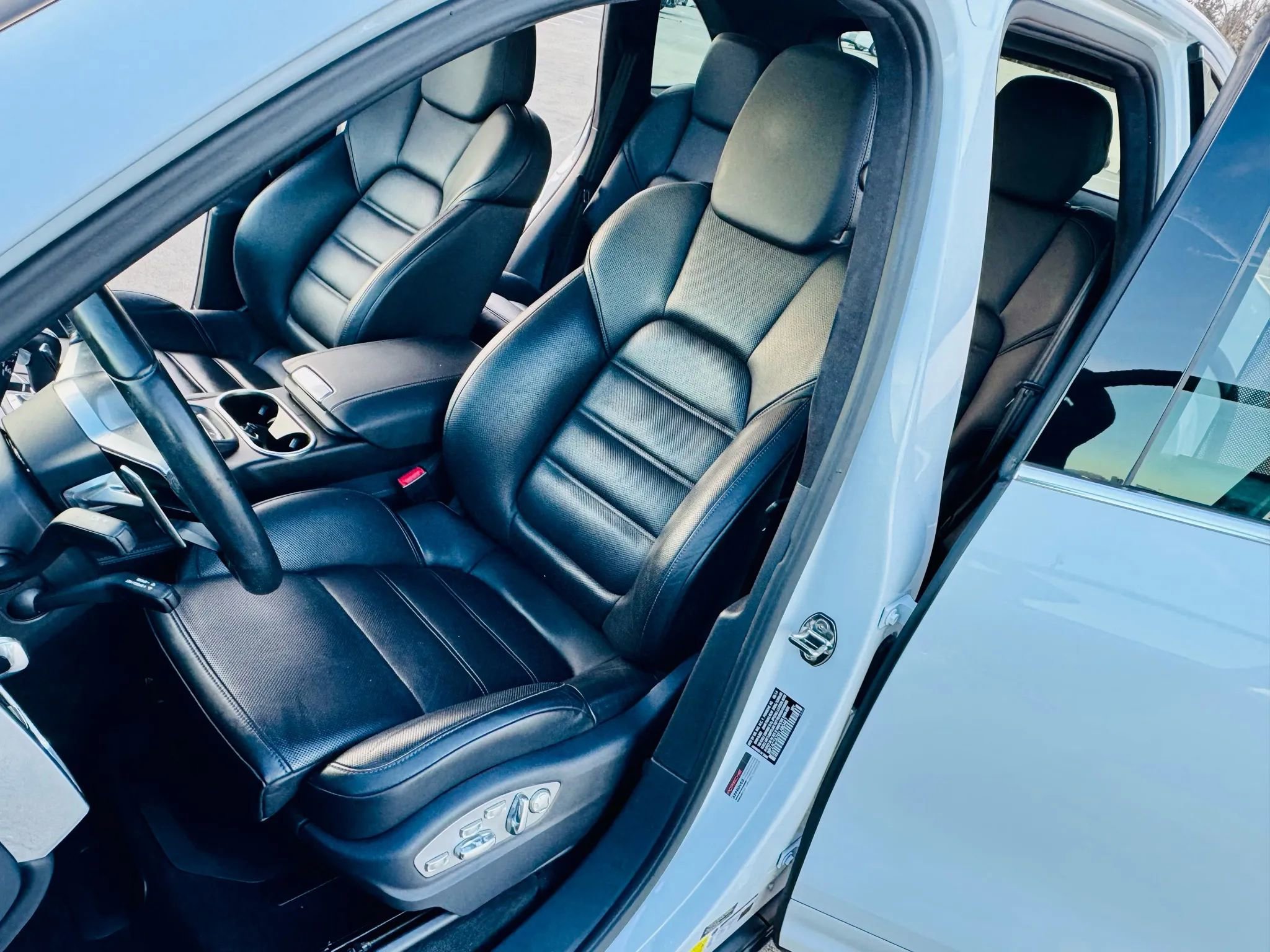 Used 2015 Porsche Cayenne Turbo image 21