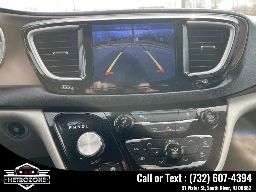 Used 2017 Chrysler Pacifica Touring image 23