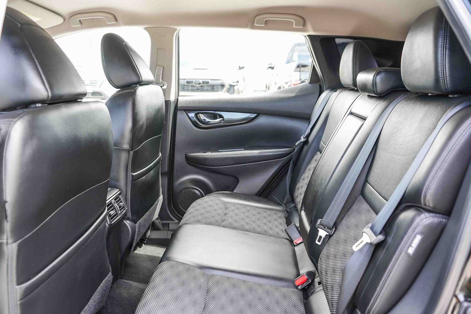 Used 2021 Nissan Rogue Sport SV w/ Technology Package FWD image 18