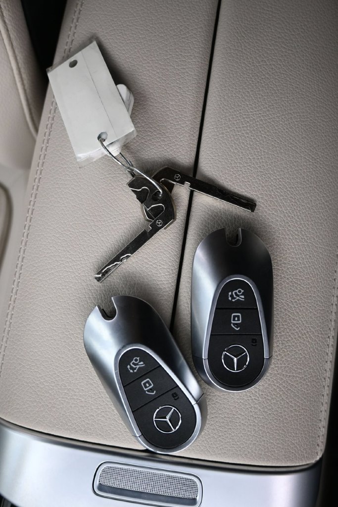 Used 2025 Mercedes-Benz GLC 300 4MATIC image 22