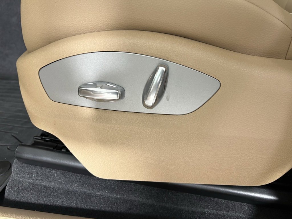 Certified 2025 Porsche Macan image 28