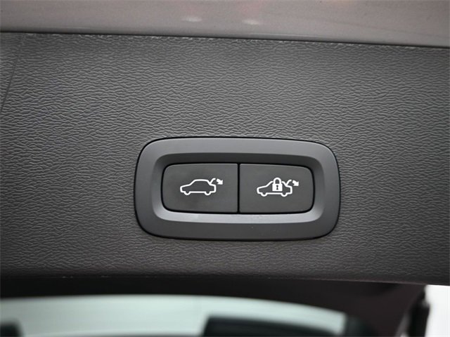 Used 2023 Volvo XC40 B5 Plus image 30