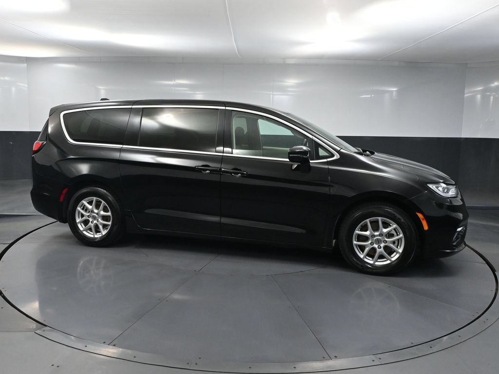 Used 2024 Chrysler Pacifica Touring-L FWD image 3