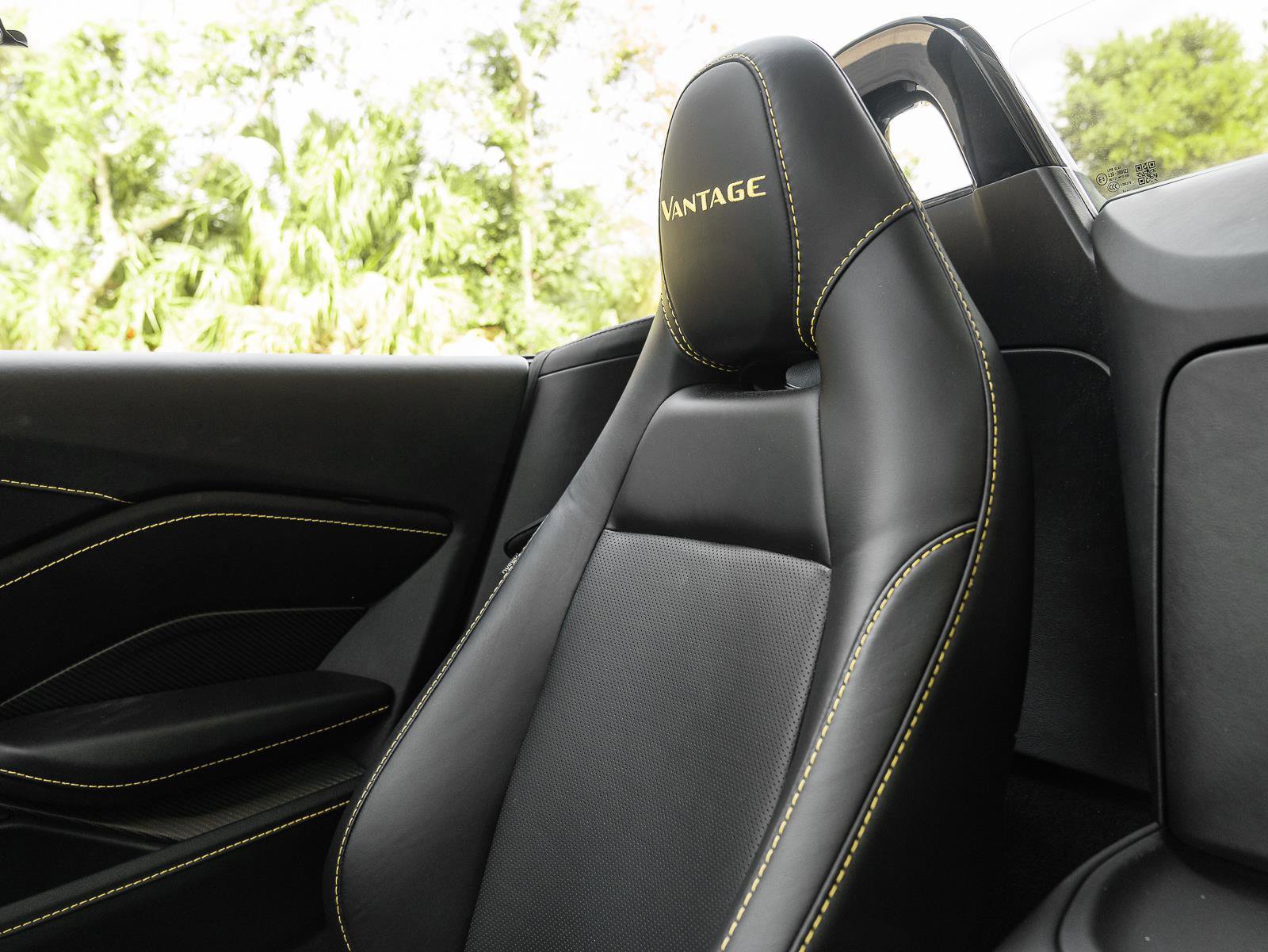 Used 2021 Aston Martin V8 Vantage Roadster image 8