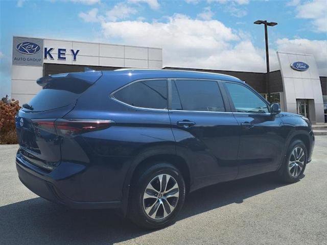 Used 2024 Toyota Highlander XLE image 3