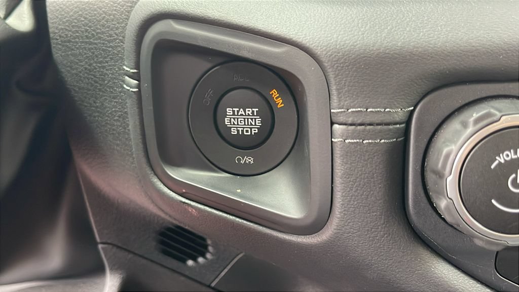 Used 2025 Jeep Wrangler Unlimited Sahara AWD/4WD image 24