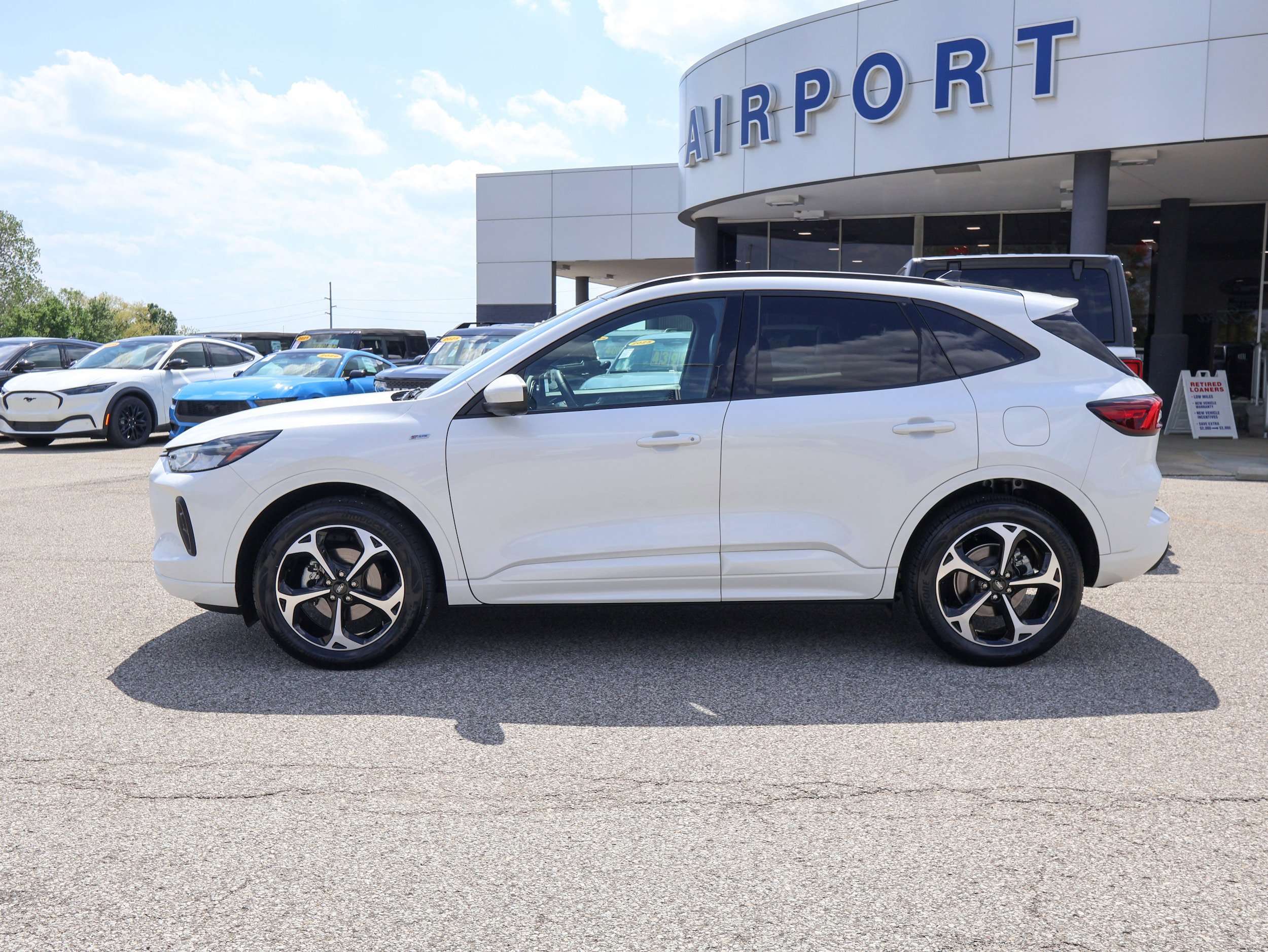 Used 2024 Ford Escape ST-Line Select w/ Tech Pack #2 AWD/4WD image 2
