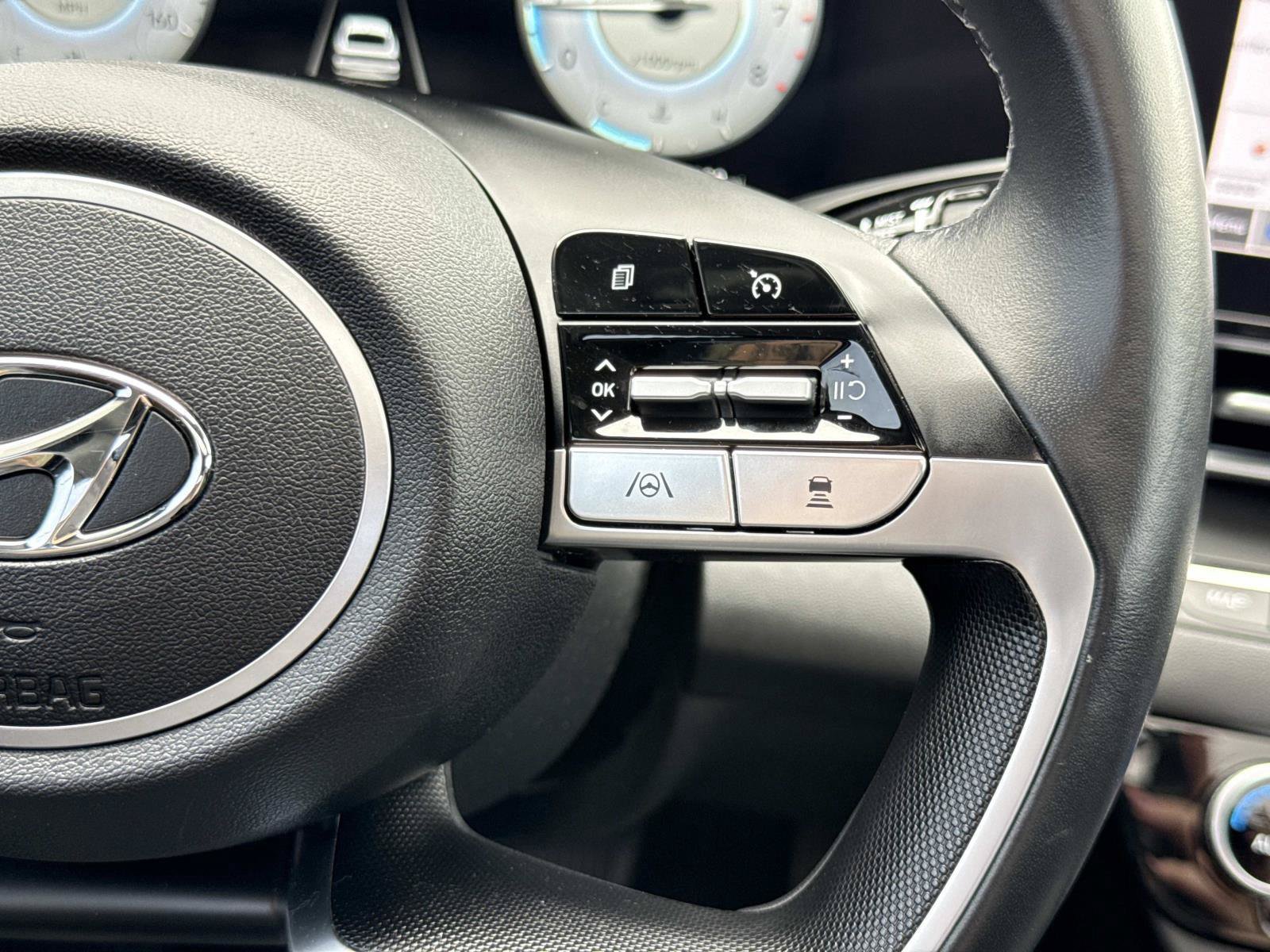 Certified 2022 Hyundai Elantra Limited FWD image 9