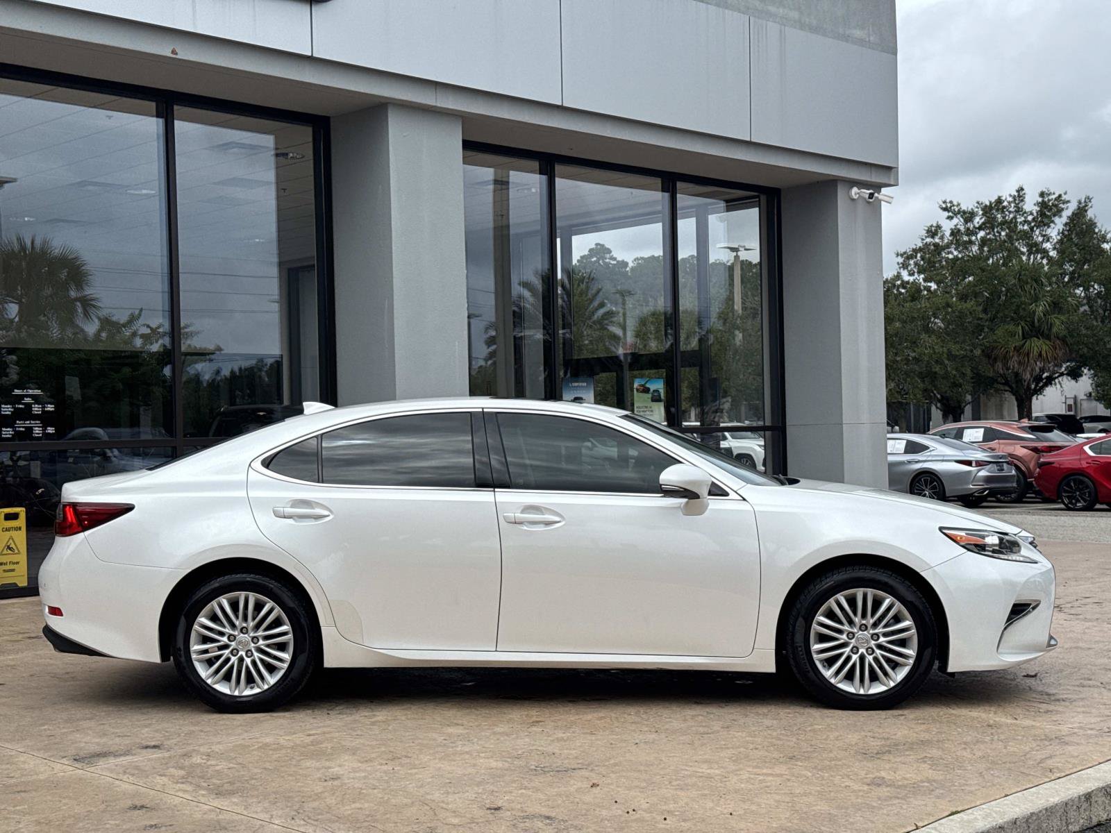 Used 2017 Lexus ES 350 w/ Premium Package FWD image 2