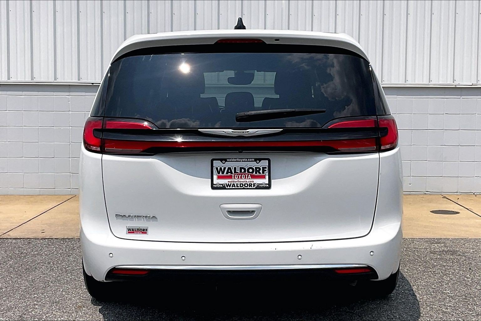 Used 2024 Chrysler Pacifica Touring-L FWD image 5
