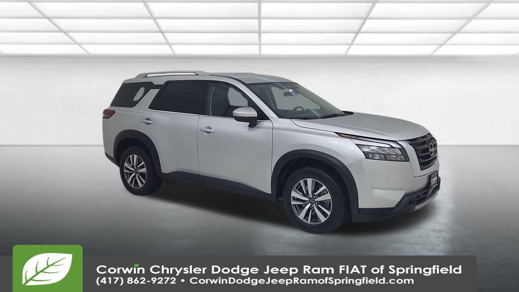 Used 2025 Nissan Pathfinder SL image 2