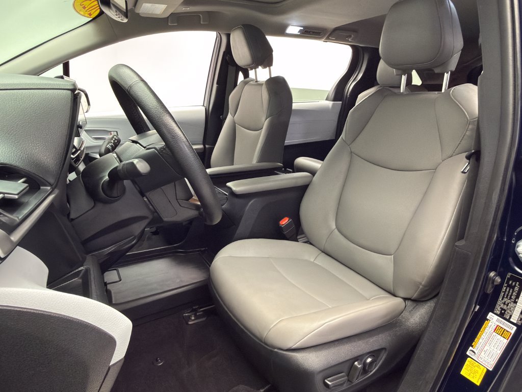 Used 2025 Toyota Sienna XLE w/ XLE Plus Package FWD image 18